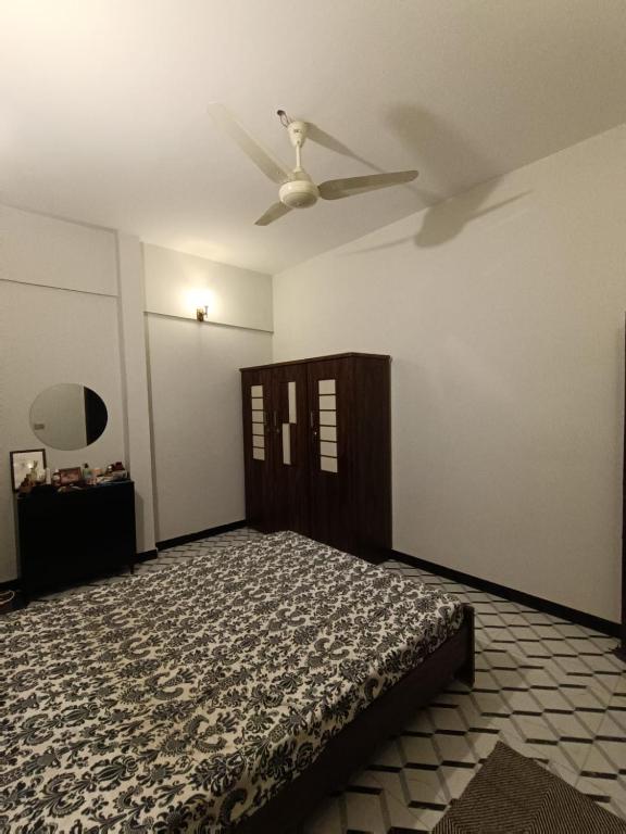 Studio Apartment near Shahrae Faisal, Karáčí