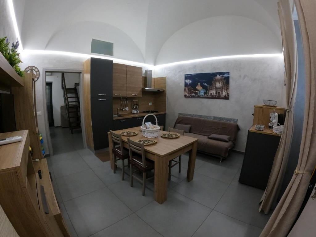 Aitho Apartment 45, Katánie