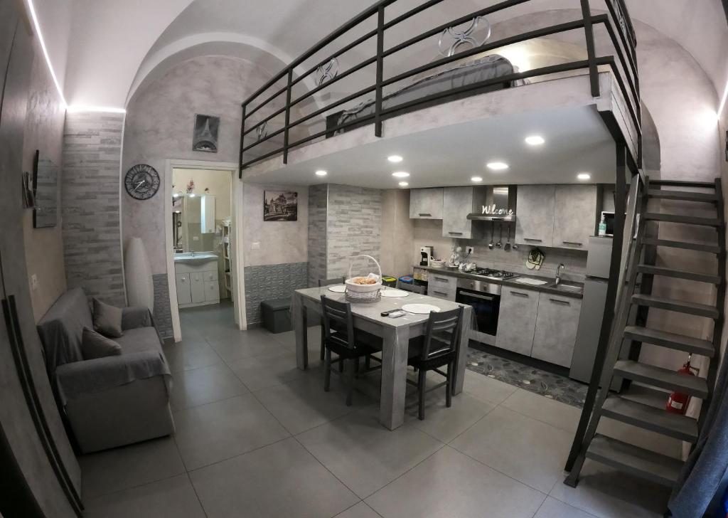 Aitho Apartment 43, Katánie