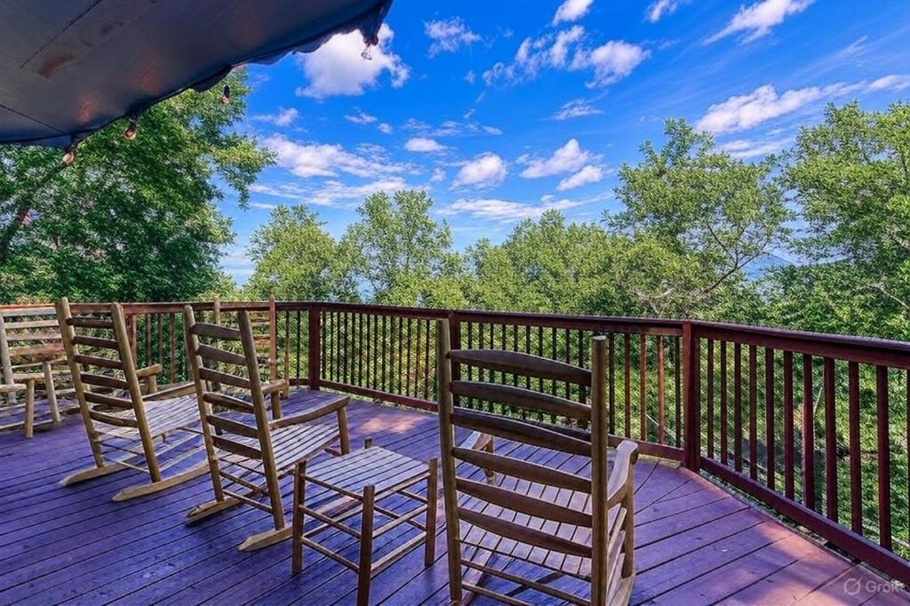 Three Bears Den, Hot Tub, Pool table, Pool Access, 685 FREE tickets each paid day, Gatlinburg