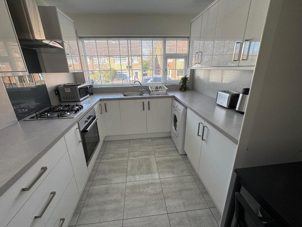 Modern 3-Bed Family Home in Quiet Sheffield Area, Wincobank