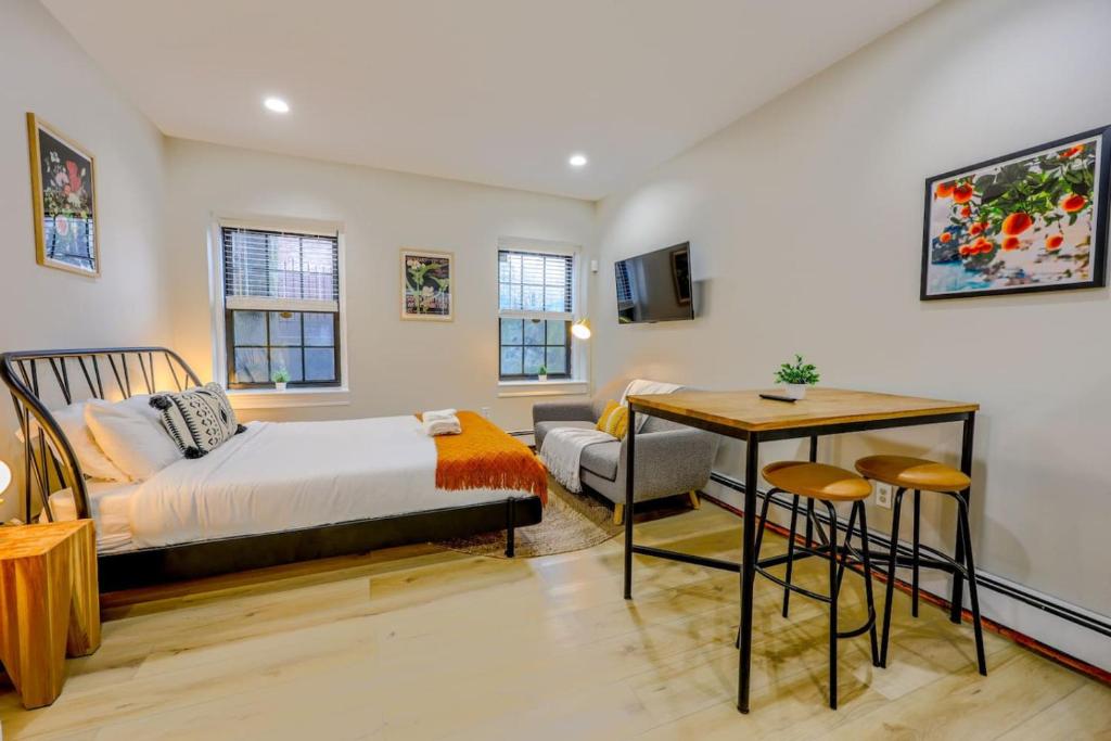 Quiet Studio Circa South End, Boston