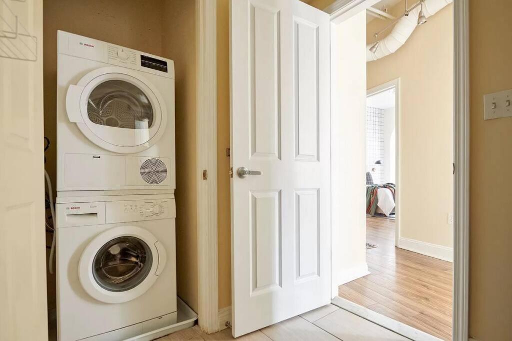 Bright and Bold 2 Bedroom unit Minutes from the T, Boston