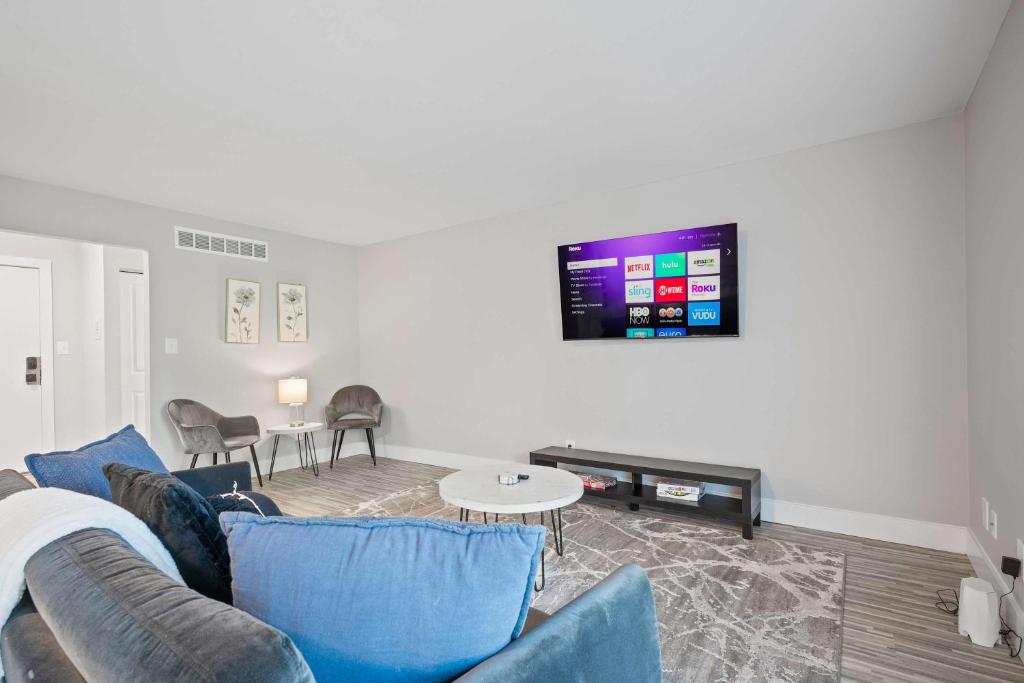 Bright & Airy Urban Unit Walk to Everything, Rochester Hills