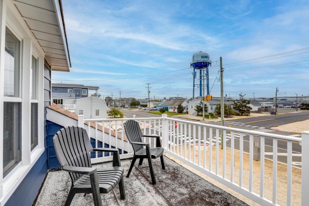 8 Mi Barnegat Lighthouse Apt with Balcony!, Surf City