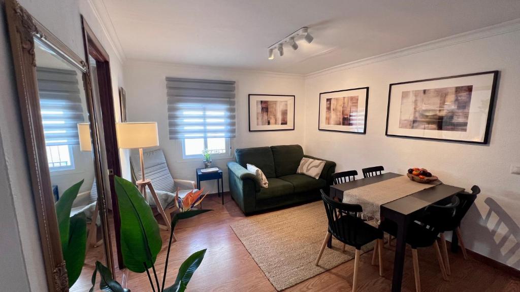 Cozy Historical Andalusian 3BR House Peachy Stays - 1