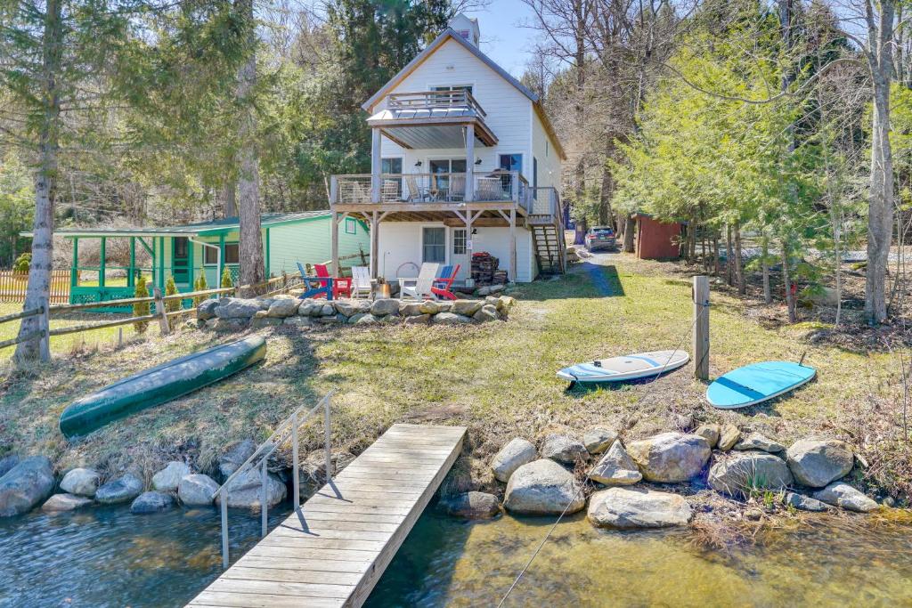 Paddle, Swim and Hike Family Lake House in Vermont, Wallingford