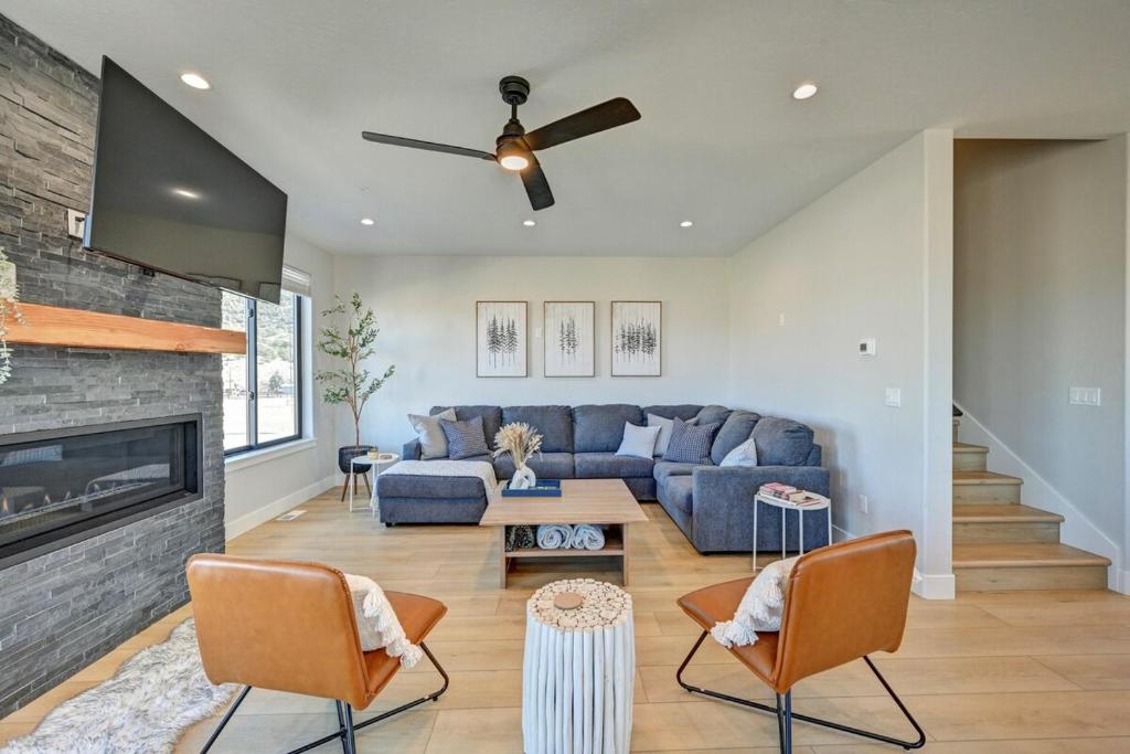 Salida Chalet, Modern Retreat with Mountain Views, Salida