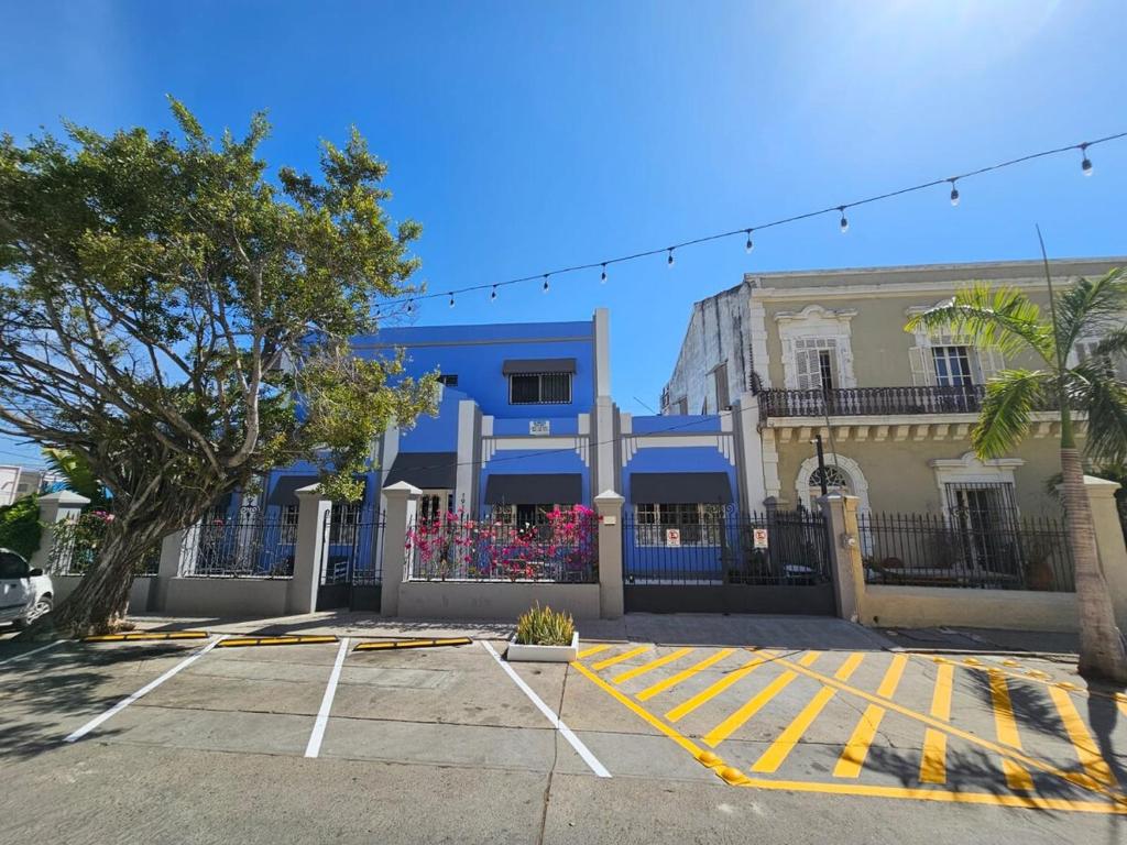 Iconic Centro Retreat Walk to Beach & Dining - 3