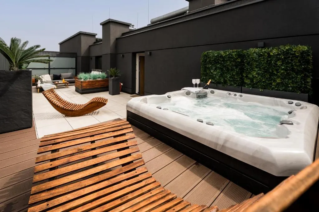 Jacuzzi Haven in Warsaw - Private Terrace & Parking，位于华沙的酒店
