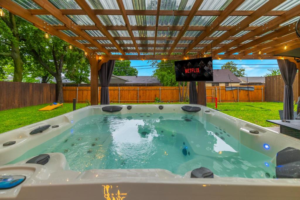 Pristine & Homely Getaway with 6pple hot tub, Richardson