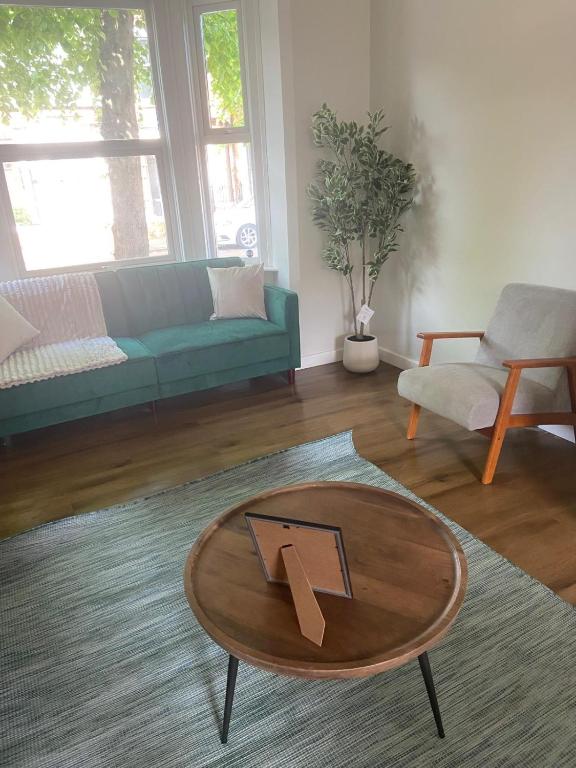 Stylish City Unit 4Bd Nottingham, Long Eaton