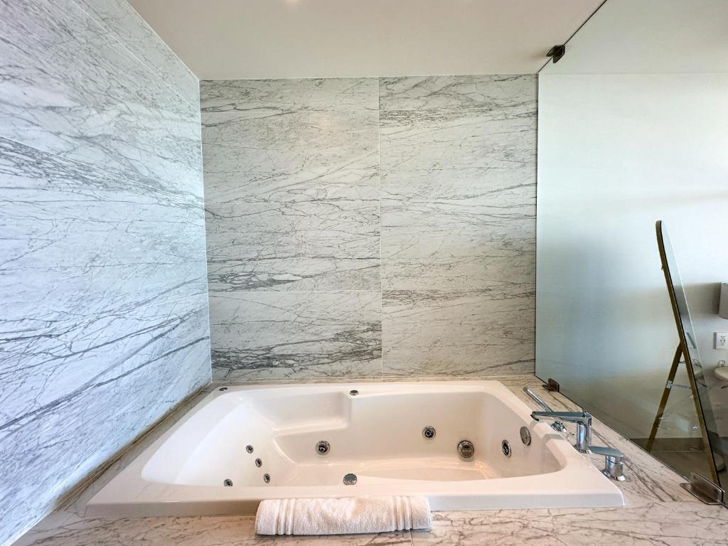2BR Beachfront Retreat with Amazing Views - 2