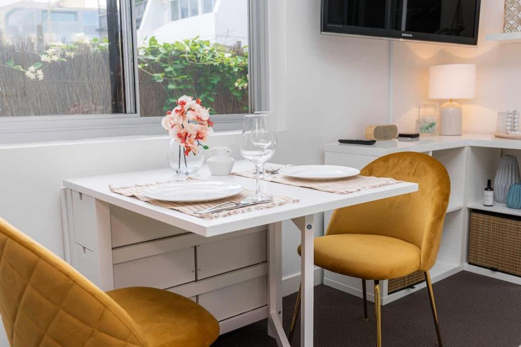 Cozy beachfront studio with aircon