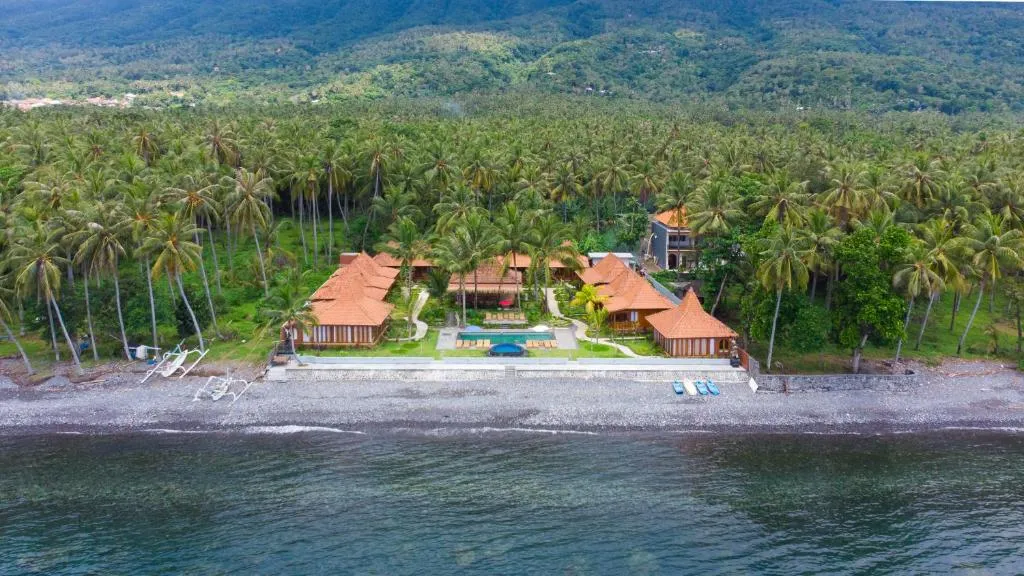 Dani Beach Villa - Beachfront Villas in Penuktukan，位于Gretek的酒店