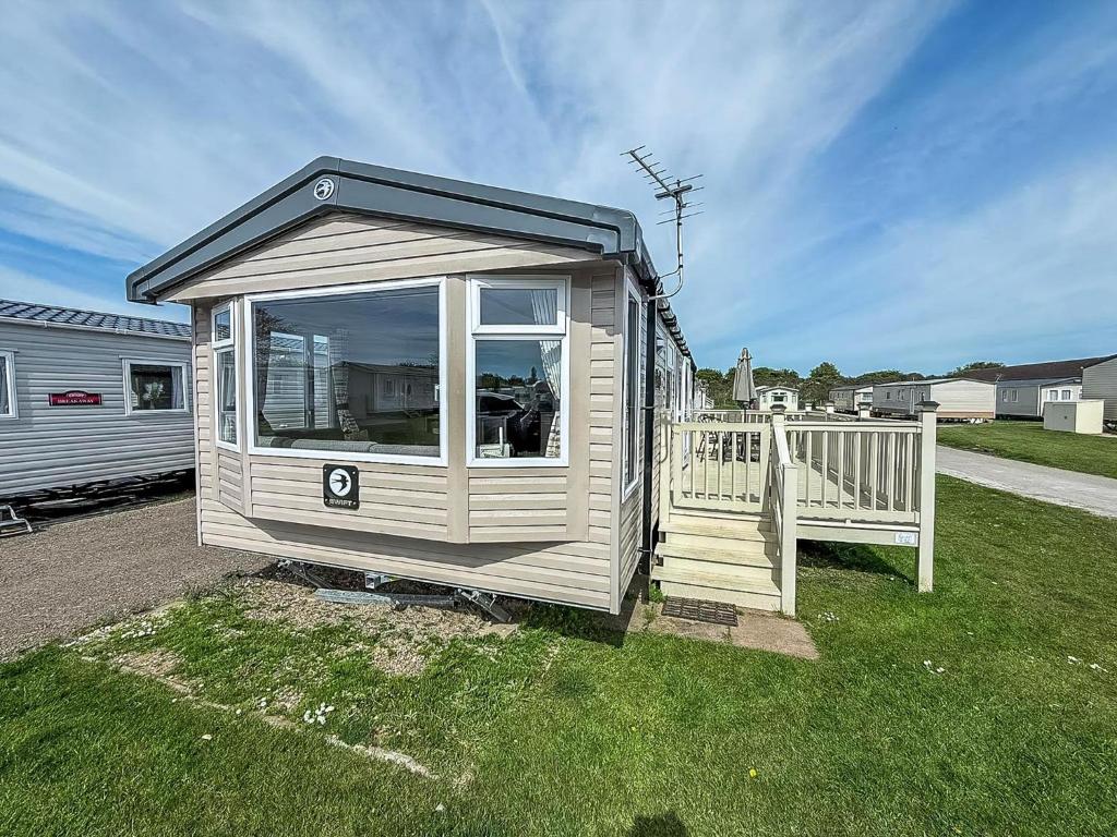 6 Berth Caravan With Decking At Sunnydale Holiday Park Ref 35243Kg, Louth