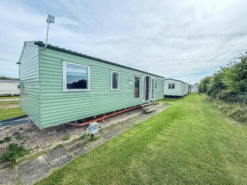 Cosy 8 Berth Caravan With Lovely Field Views At Sunnydale Ref 35353S, Louth