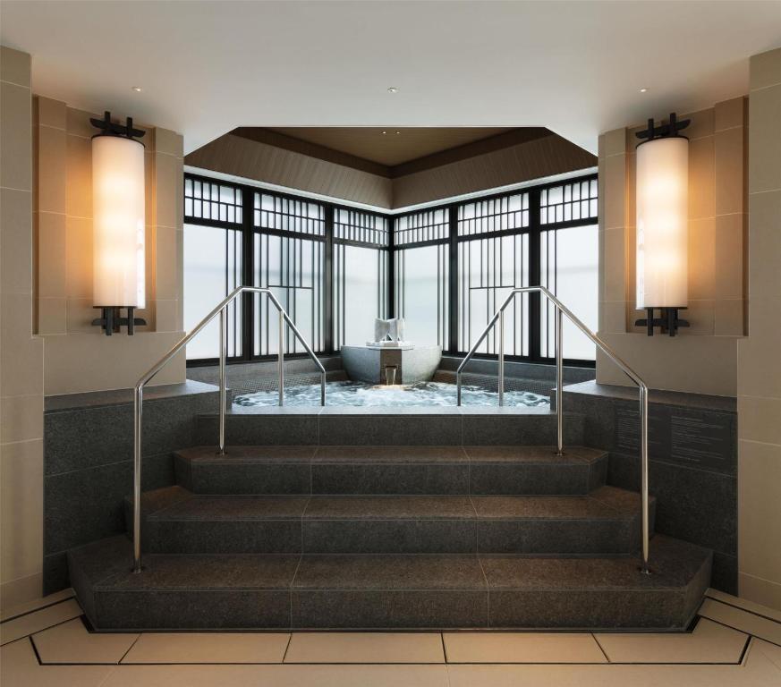 월도프 아스토리아 오사카의 실내 수영장 이미지