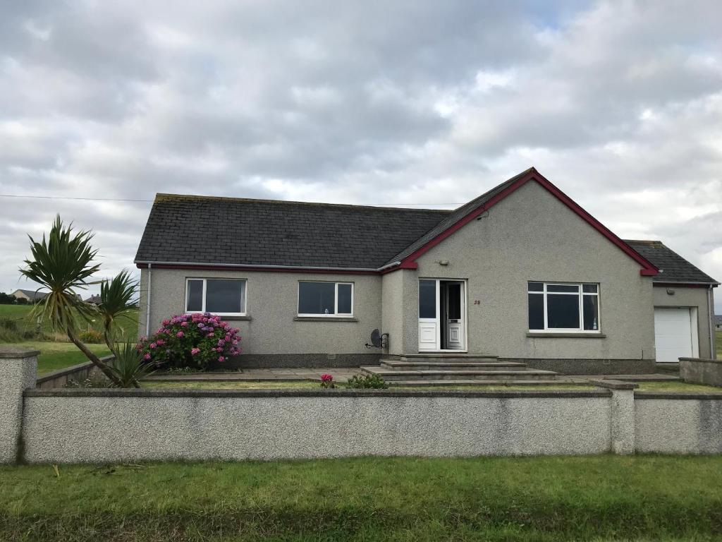 Buttof Lewis B&B, Lionel