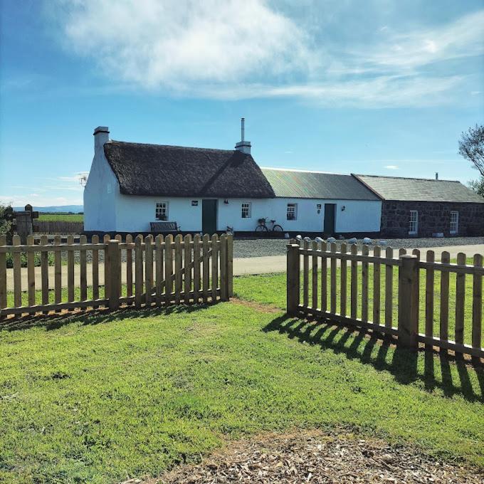 Cissy's Cottage - traditional thatched cottage, near to beach, Aghanloo