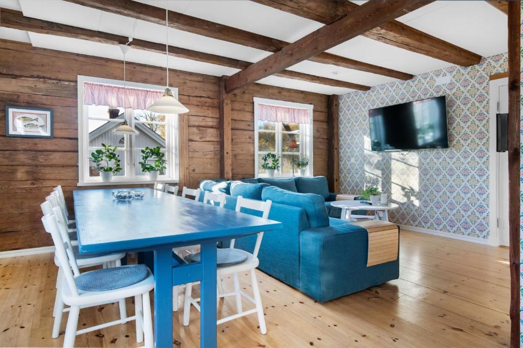 Shared lounge/TV area