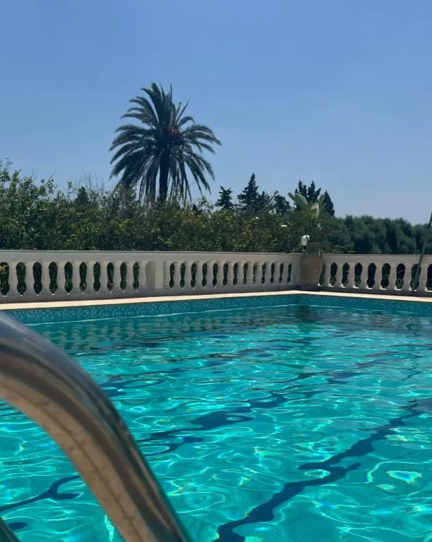 Dar louzir à Tazarka, hotel in Tazarka