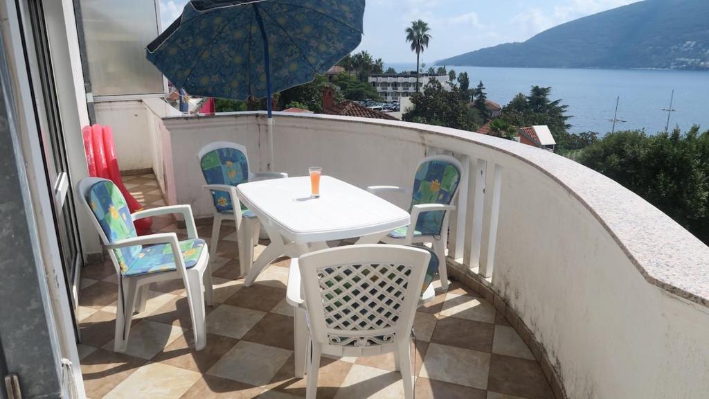 Large apartment with seaview, Topla