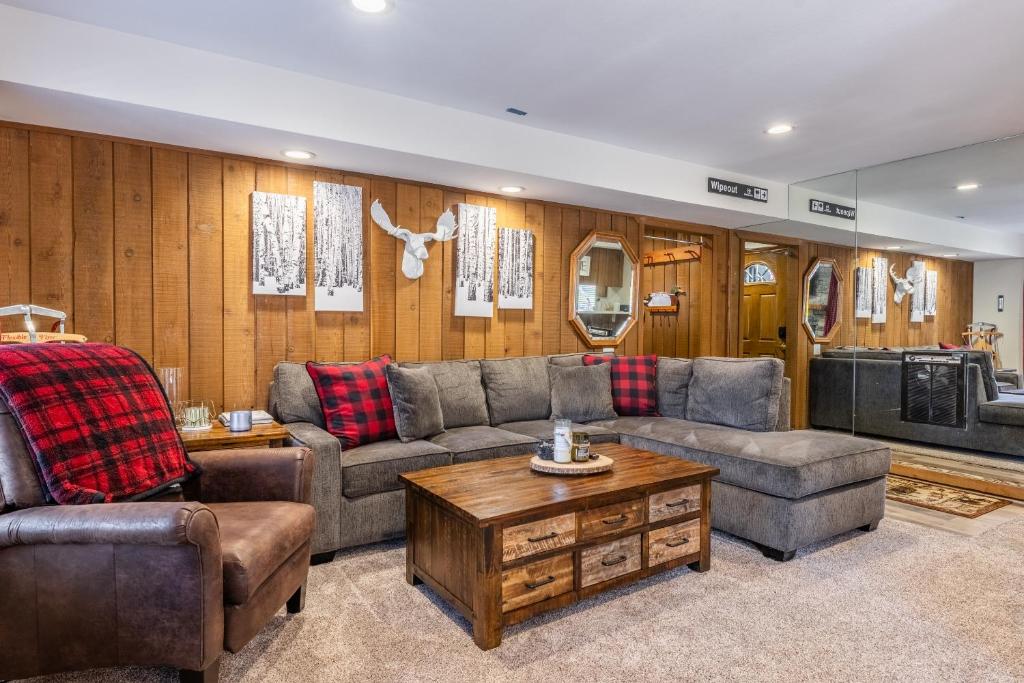 Ground Level, Sunshine Village #171- 2 bed/2 bath, Sleeps 6. Steps from Free Town Shuttle, Mammoth Lakes