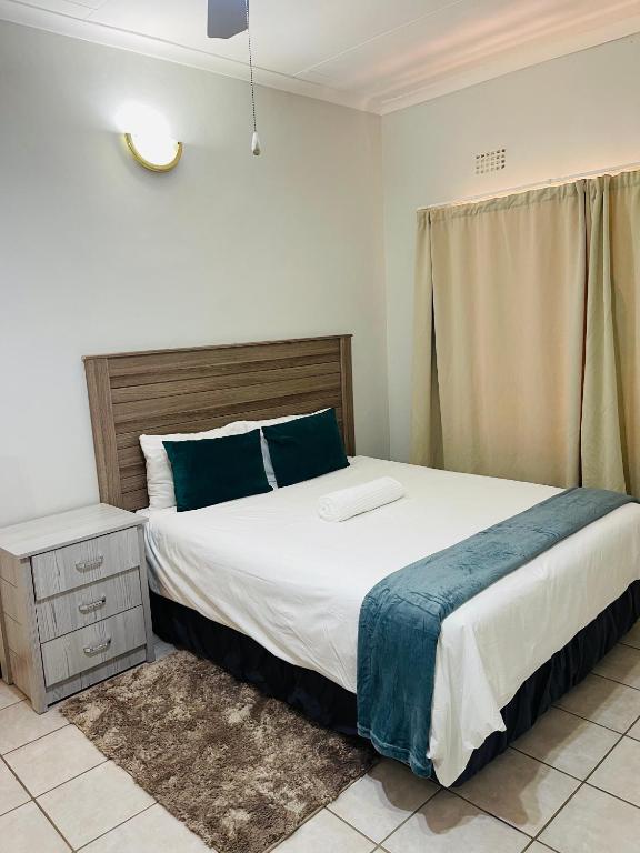 Paradise Palms, Francistown