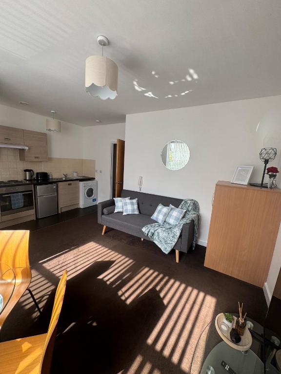 Chic Trafford Apartment, Private Underground Parking, Fast Wi-Fi, Self Check-in Anytime, 5 mins to Old Trafford Stadium, Manchester