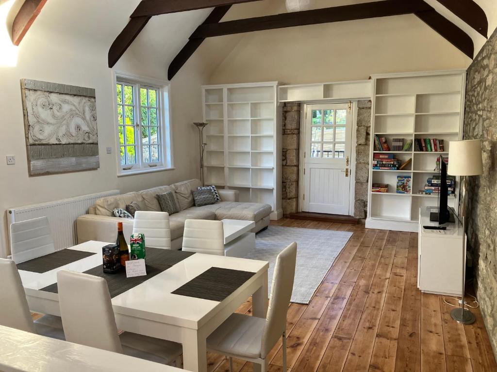 Lovely cottage in Penryn centre with parking, Penryn