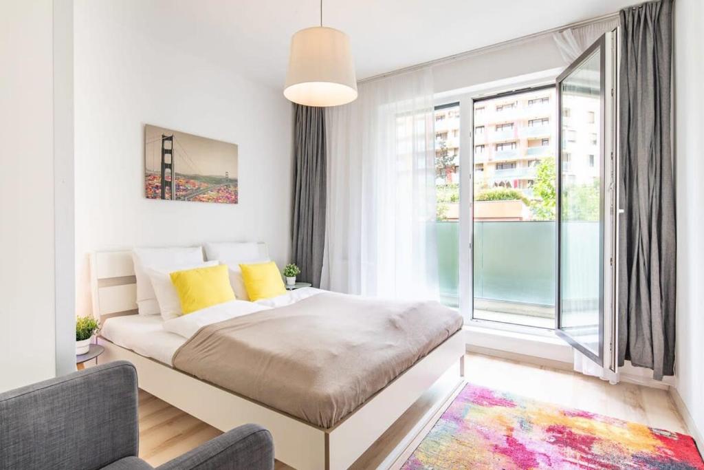 Central Modern and Sunny Apartment with Balcony, Budapeszt