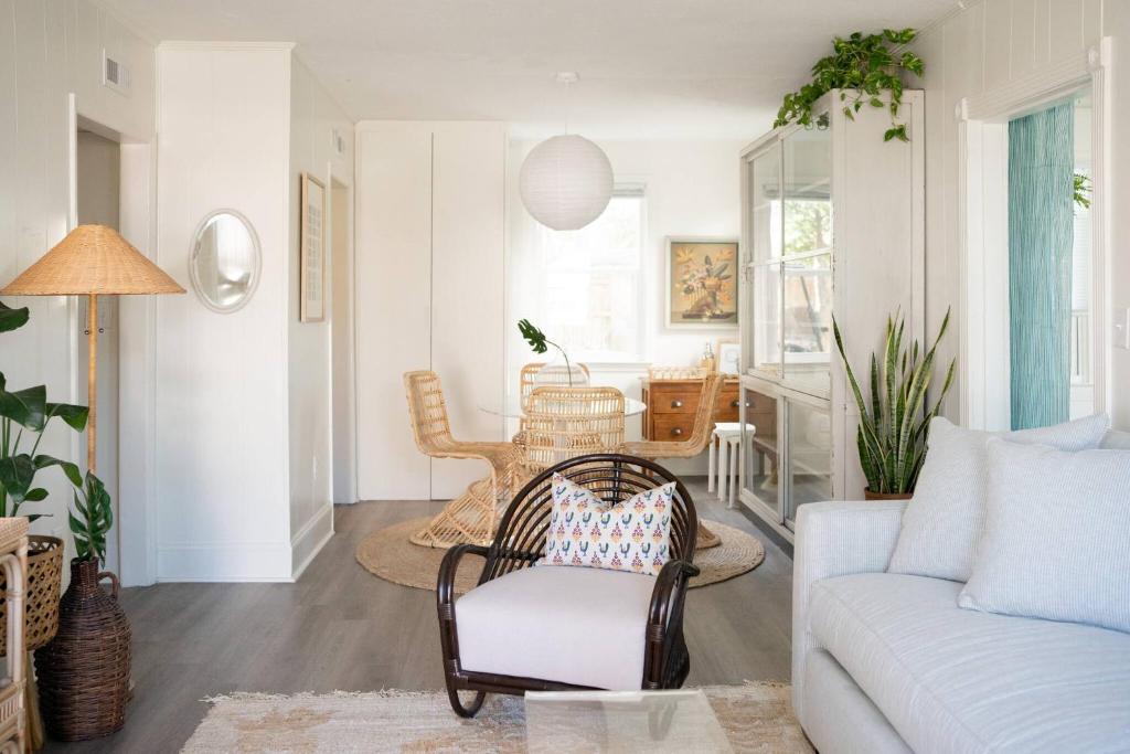 Fun & Fresh- one minute walk to the beach!, Island of Palms