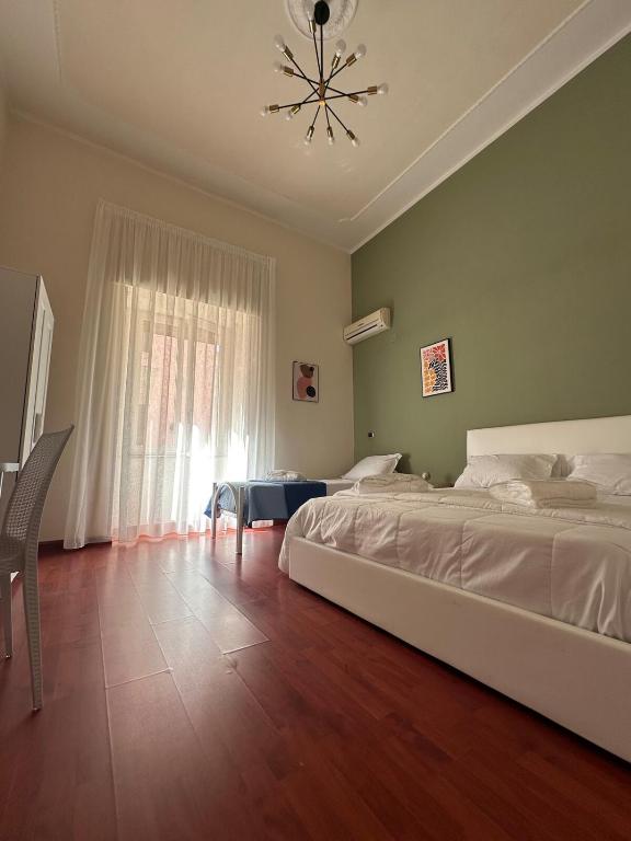 Easy Station Napoli, Neapol