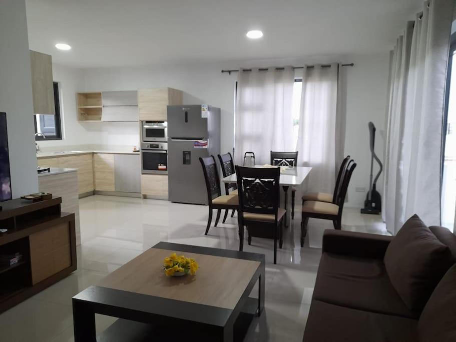 Rabbit Holiday - 3 Bedrooms Apt- 8 mins walk to the beach, Flic-en-Flac