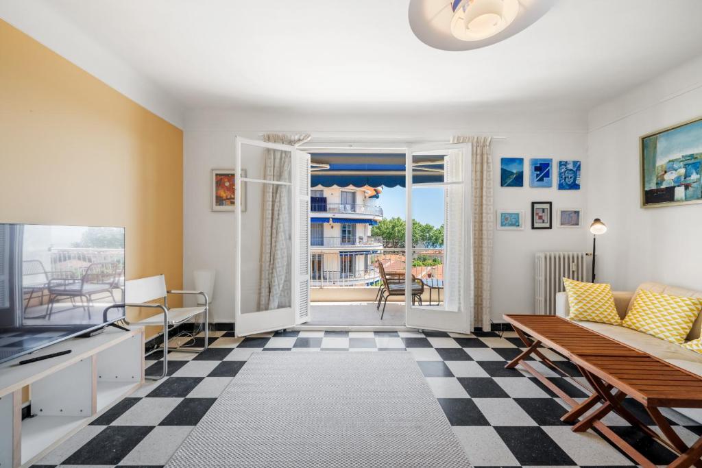 Sunny apartment with balcony - 4
