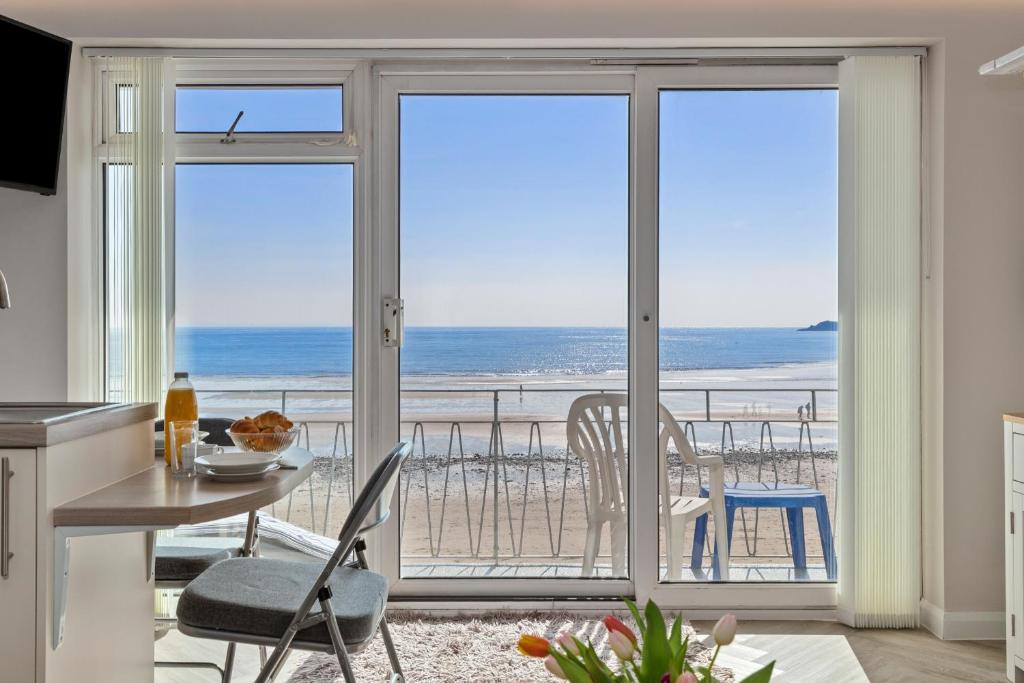 9 Strandways - Sea Views Parking Beach Access, Saundersfoot