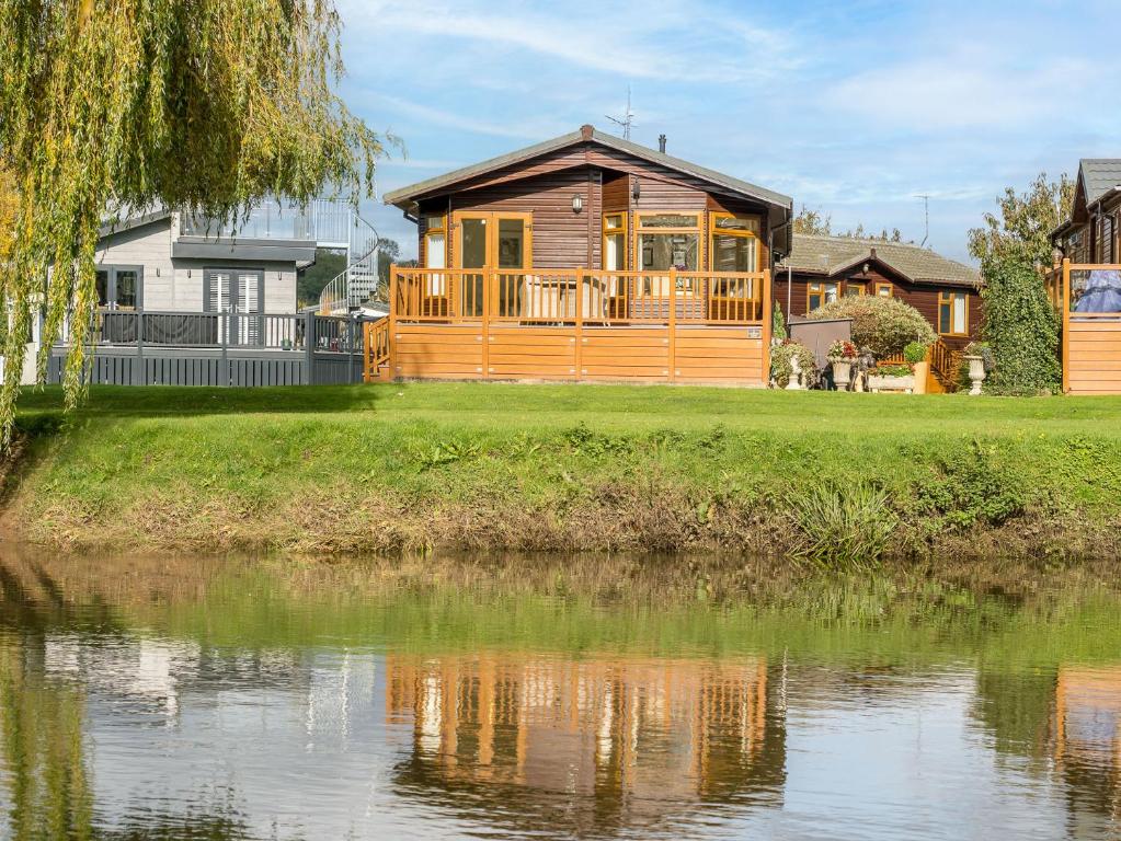 Kingfisher Lodge in Stratford upon Avon, Alveston