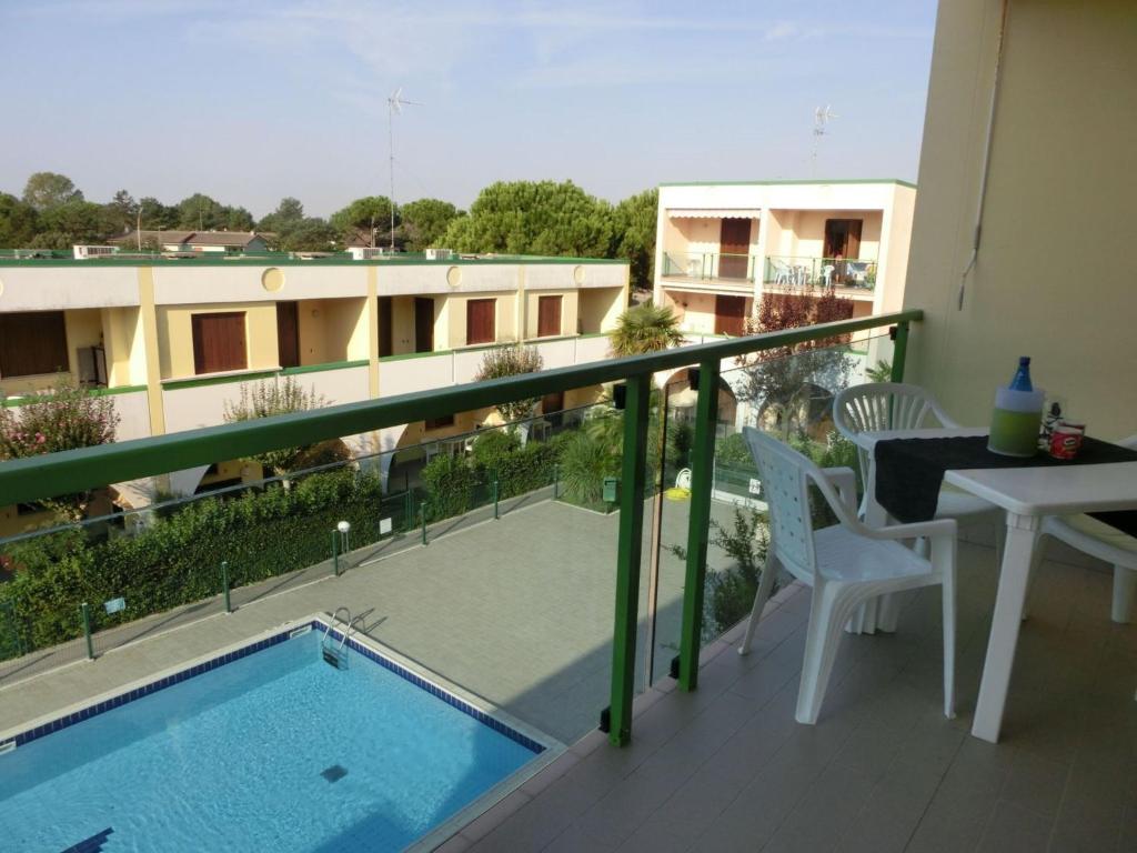 Family-friendly poolside tranquility - 1