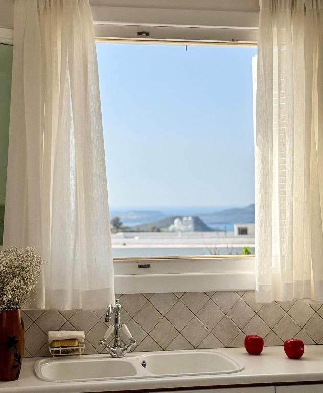 At the Side of the Castle, Plaka Milou