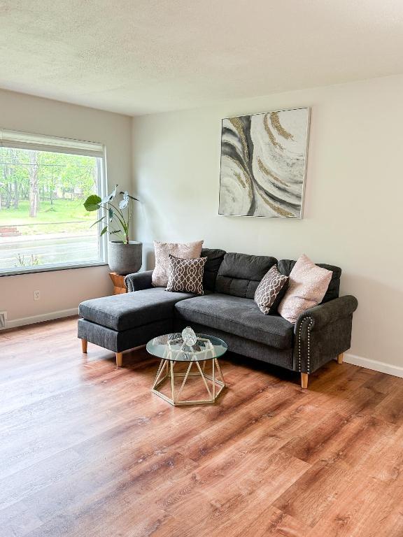 Akron Abode - 2pm Check In & Out, Akron