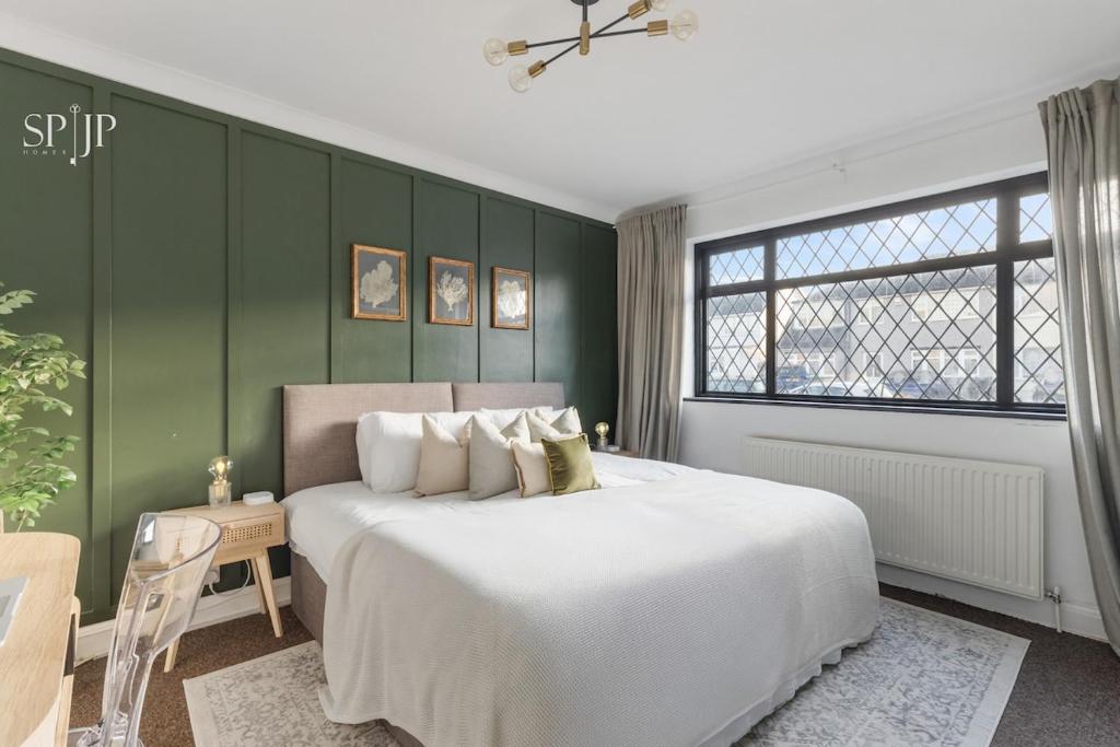 Spacious 4-Bed House, Greater London, free parking, Hornchurch