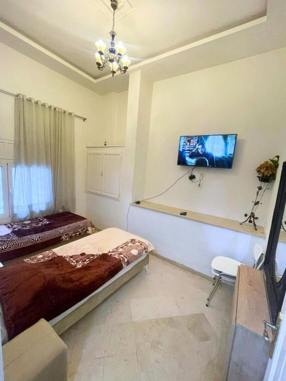 Studio meublé avec Wi-Fi, Rez-de-chaussée centre Ennasr, rue Hedi Nouira, Ariana