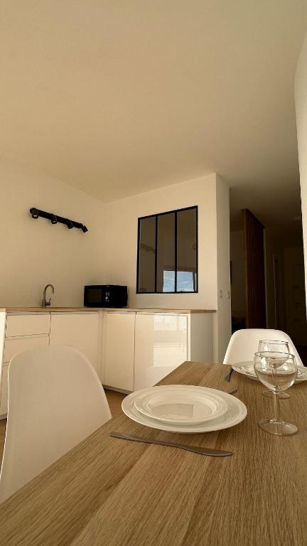 Sea View Apartment 50 m to Beach FREE Parking - 2