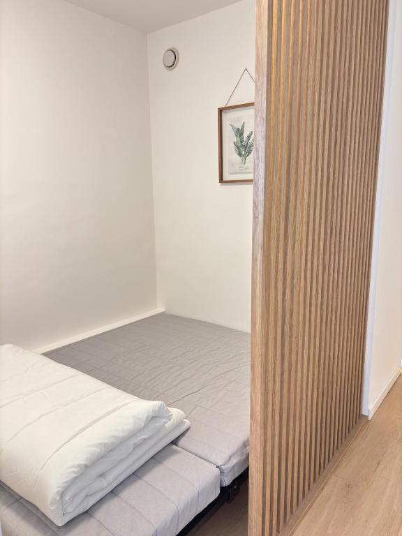 Sea View Apartment 50 m to Beach FREE Parking - 4