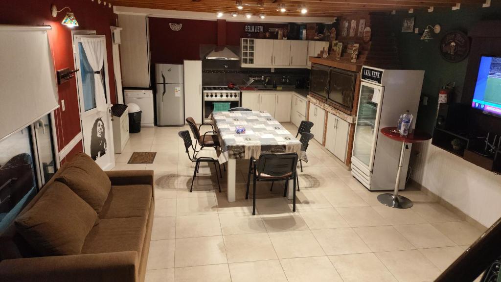 Casona confortable y cálida con hermoso jardín - 2