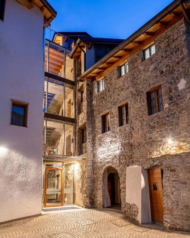Borgo Antico, מלון בAlbiano