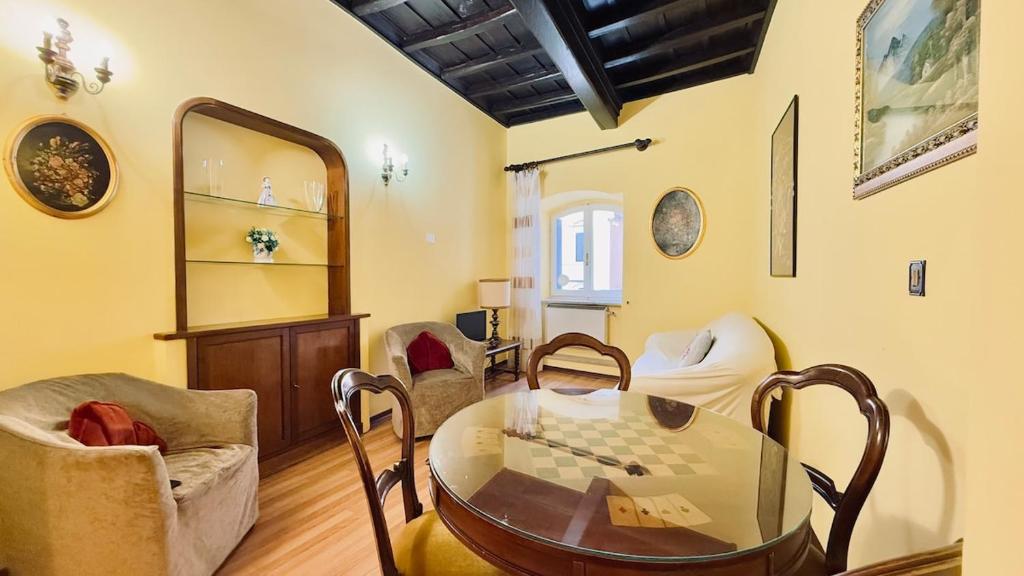 Historic apartment by the Pantheon, Roma