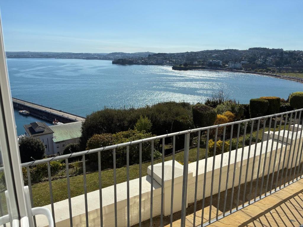 No1 Marina Court apartment - dog-friendly harbour-view stay in Torquay