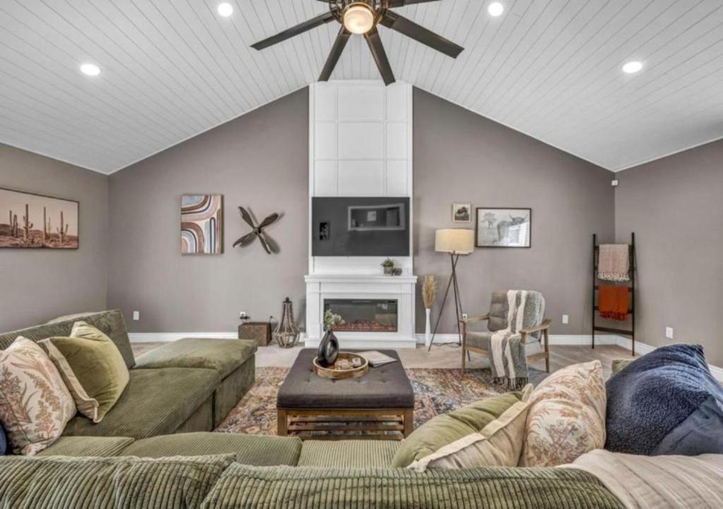 Swim and Relax In our Pool and Hot Tub and Recently Renovated, Ashtabula